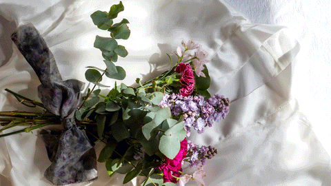 Seidenkimono und Blumen-Bouquet